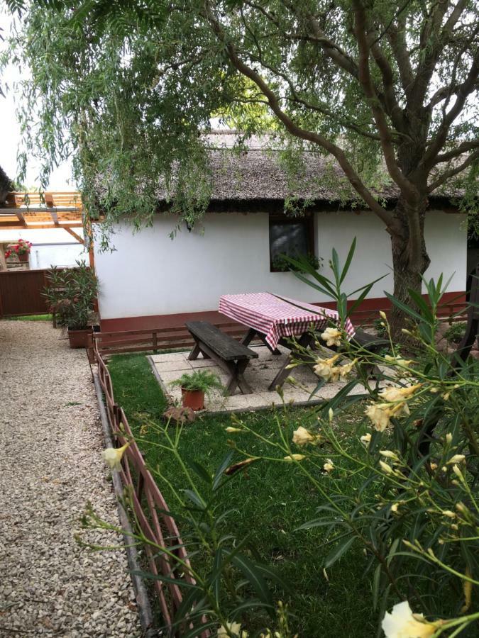 Villa Balatonkenesei Nadfedeles Lovas Vendeghaz Exterior foto